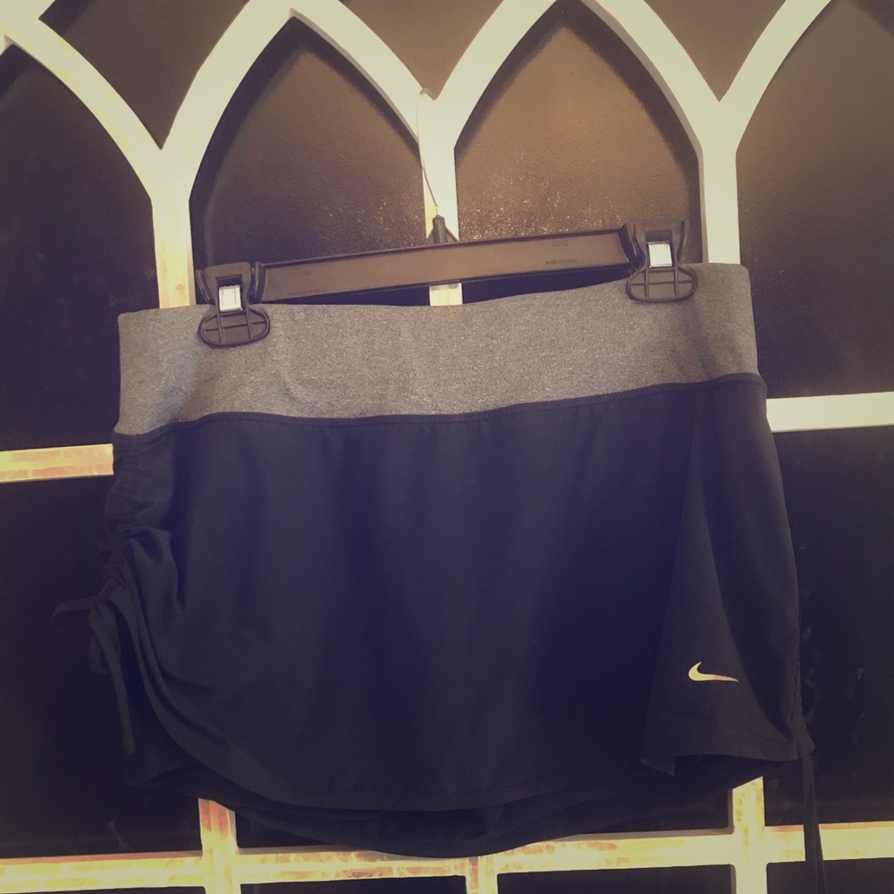 Nike Dri-Fit Running skirt. Black & Grey.
